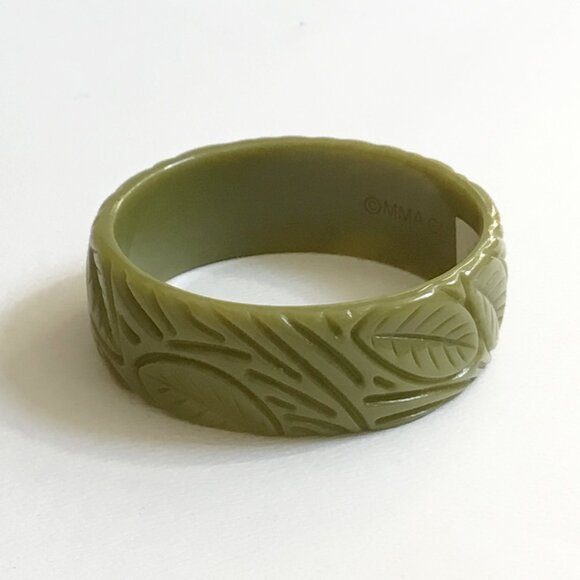 MMA Metropolitan Museum of Art Carved Green Leaf Plastic Fakelite Bangle - Picture 2 of 5